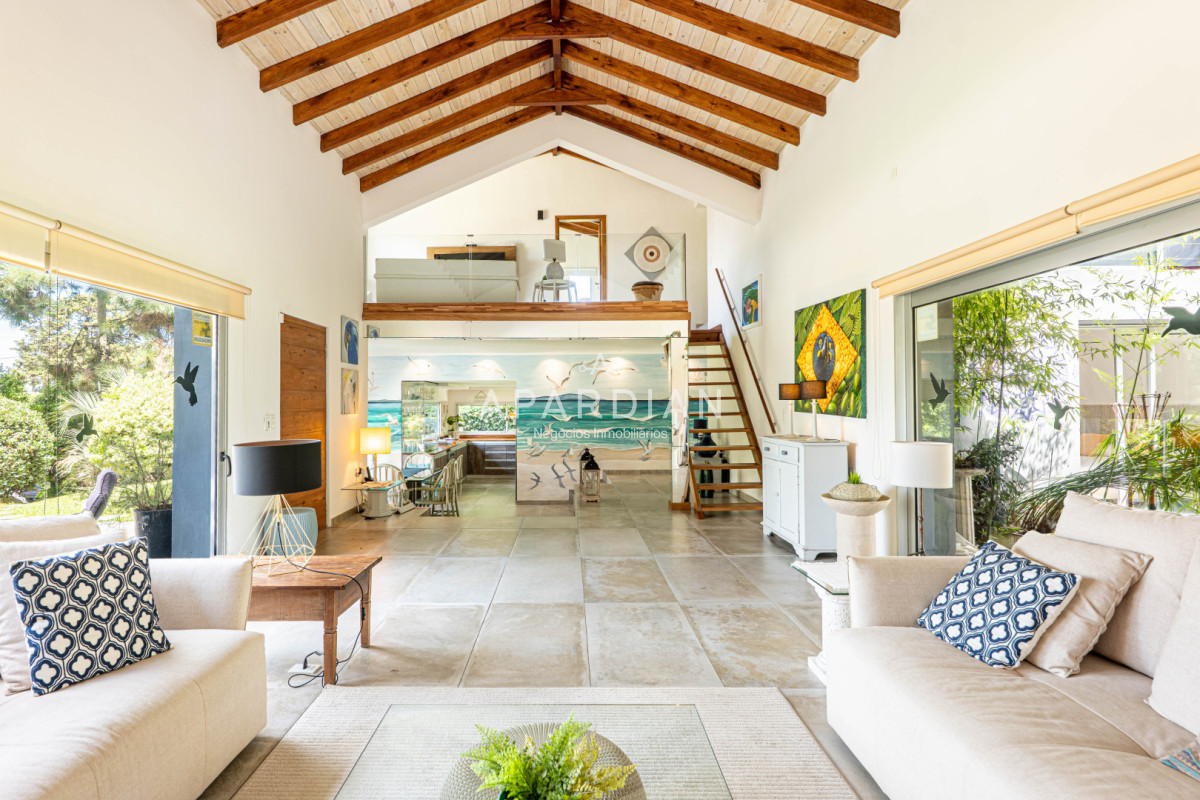 Casa ID.21099125 - Casa en Alquiler Anual - 5 Dormitorios en Suite - Barrio Golf - Punta del Este