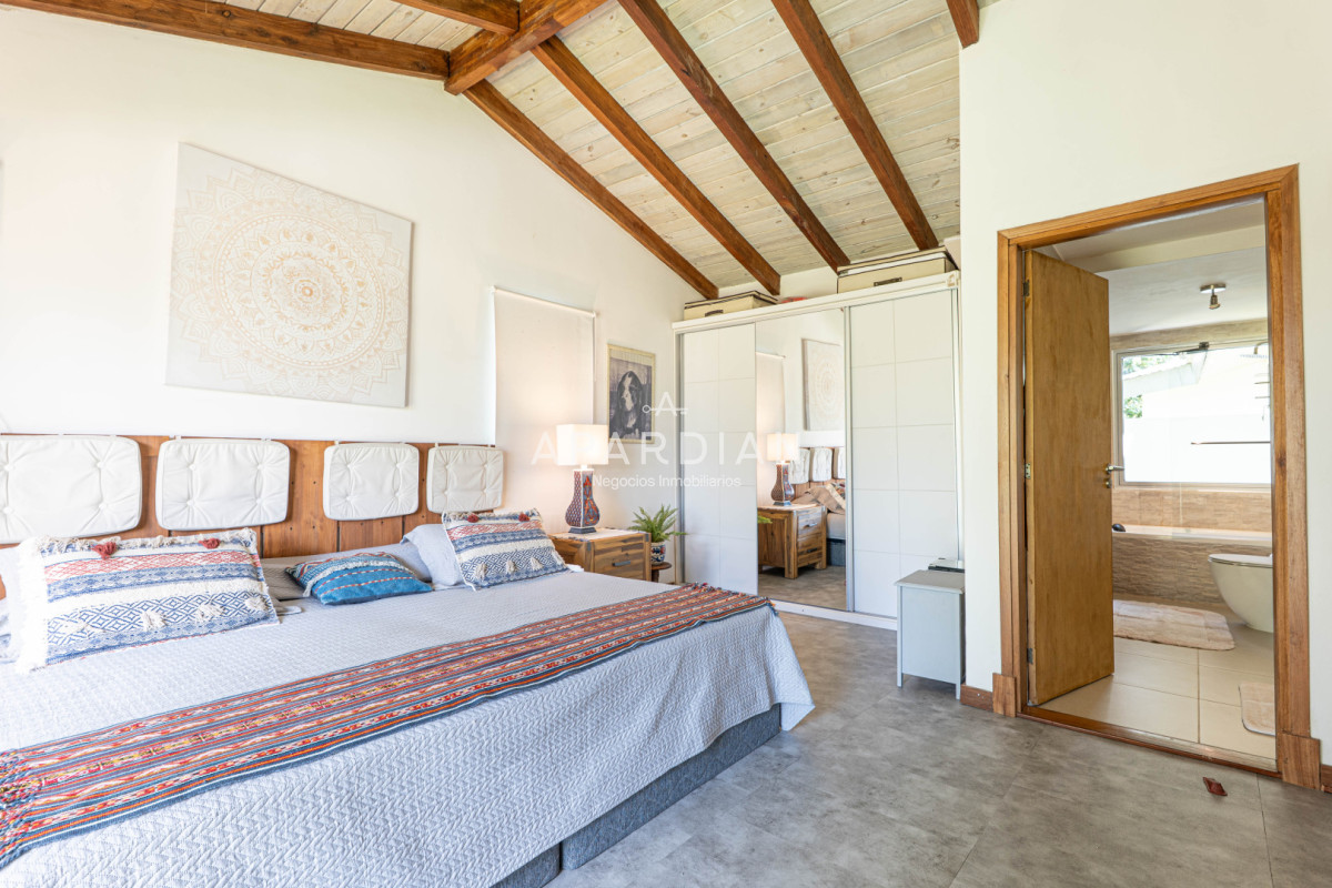 Casa ID.21099125 - Casa en Alquiler Anual - 5 Dormitorios en Suite - Barrio Golf - Punta del Este