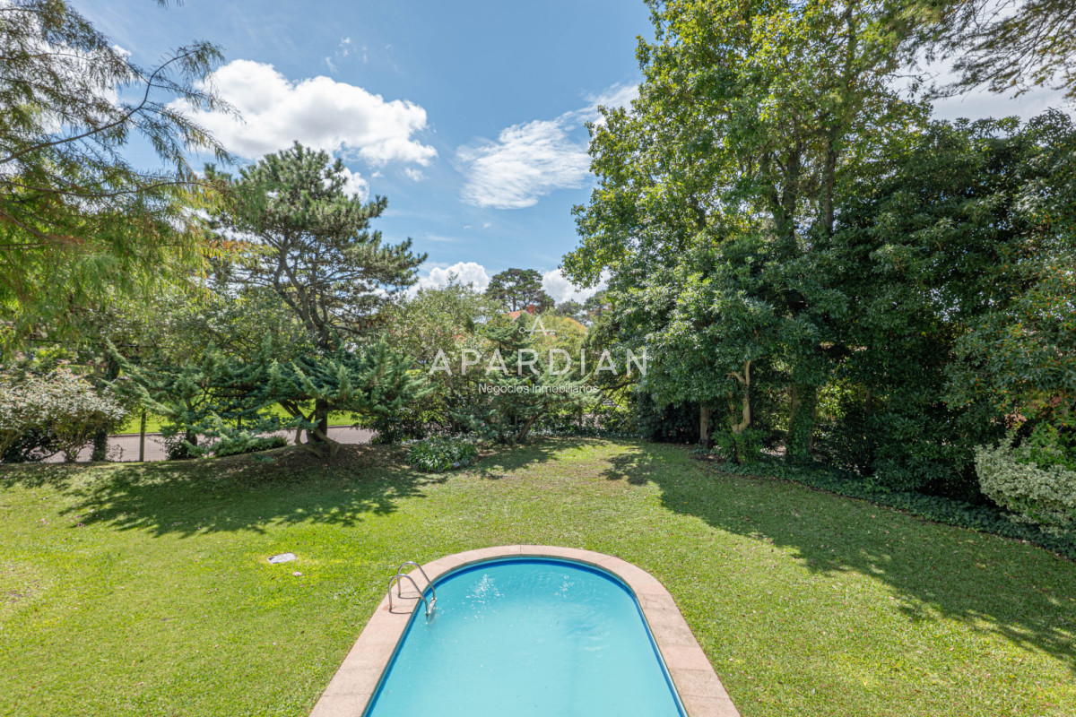 Casa ID.21099125 - Casa en Alquiler Anual - 5 Dormitorios en Suite - Barrio Golf - Punta del Este