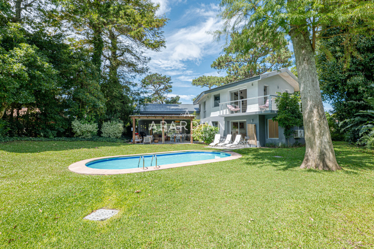 Casa ID.21099125 - Casa en Alquiler Anual - 5 Dormitorios en Suite - Barrio Golf - Punta del Este