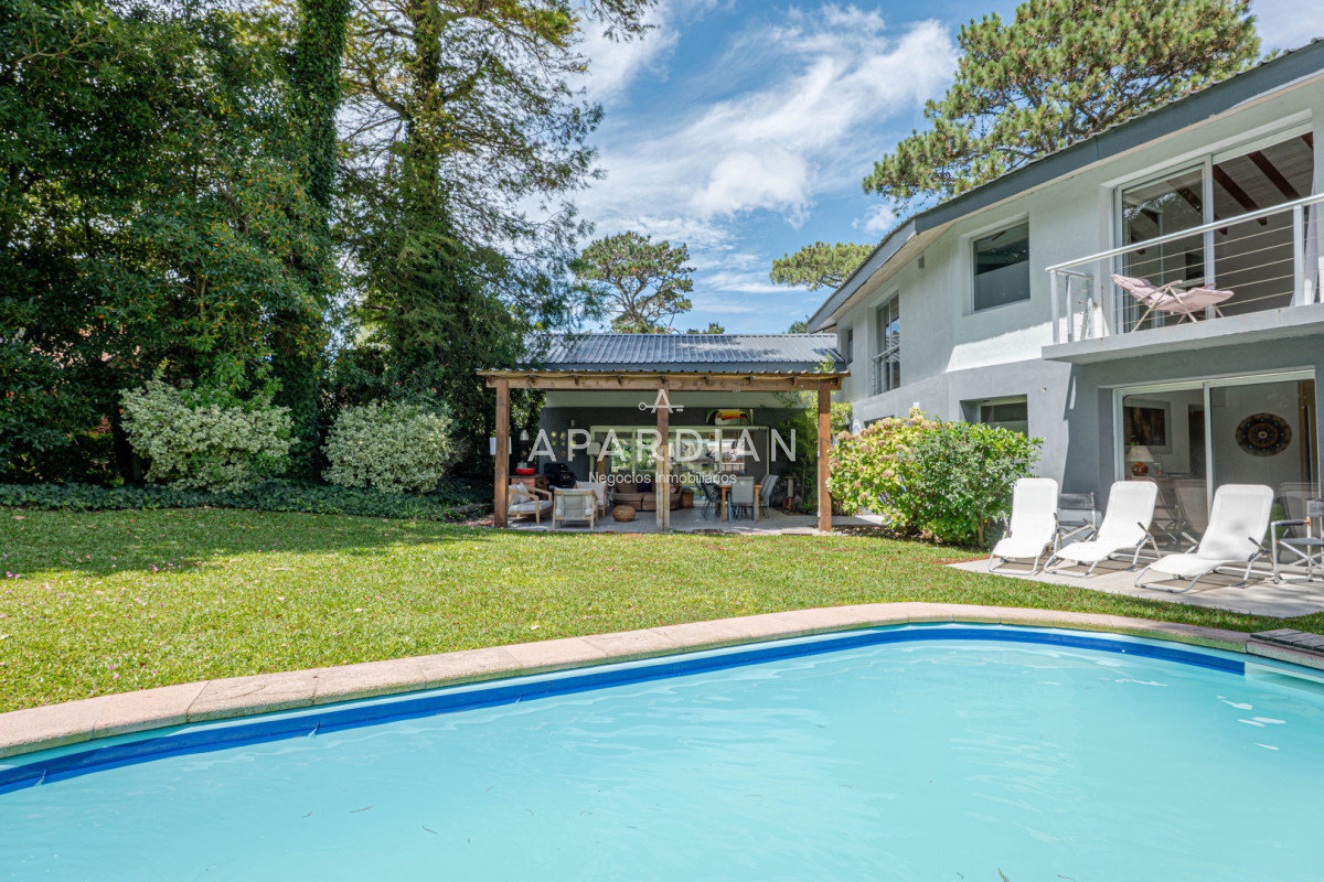 Casa ID.21099125 - Casa en Alquiler Anual - 5 Dormitorios en Suite - Barrio Golf - Punta del Este