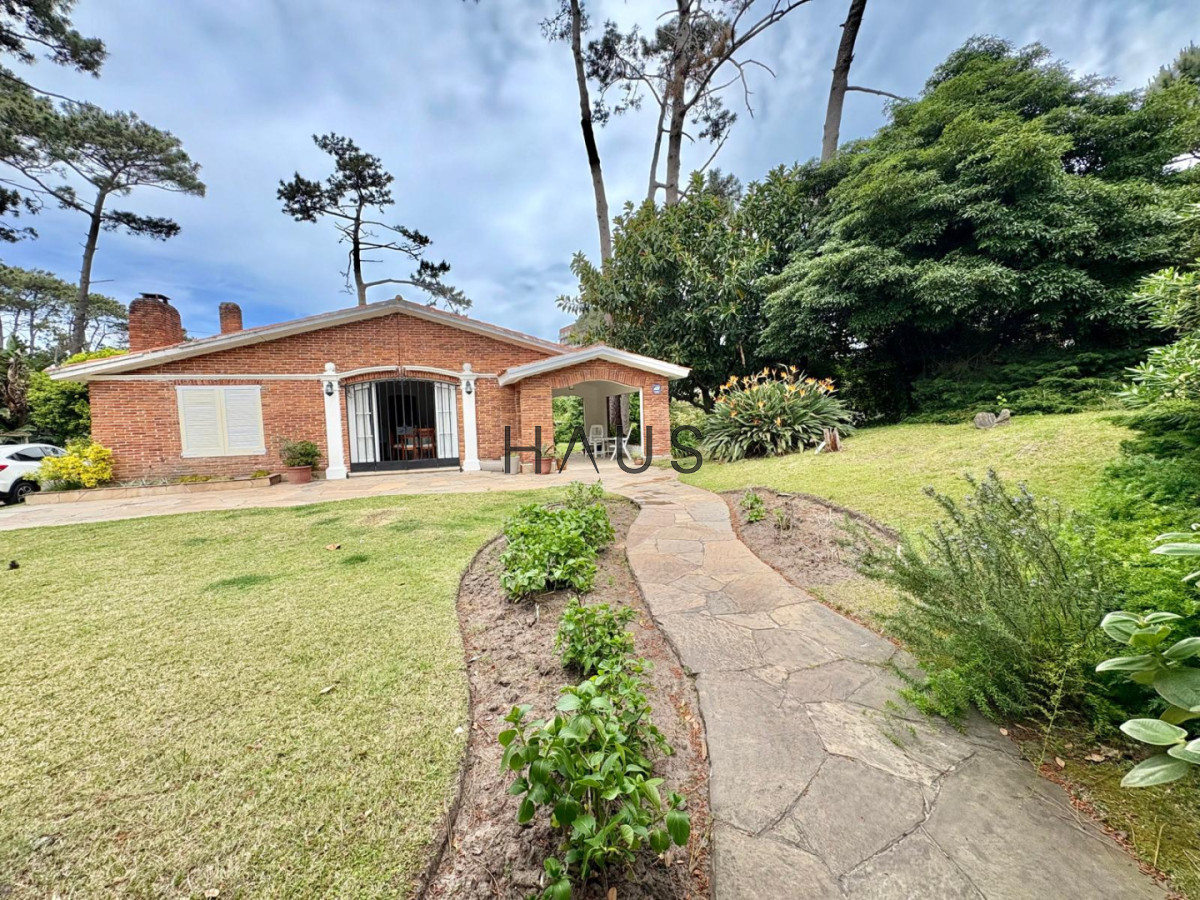 Casa ID.982 - Casa en Venta, 5 Dormitorios- Punta del Este - Playa Mansa