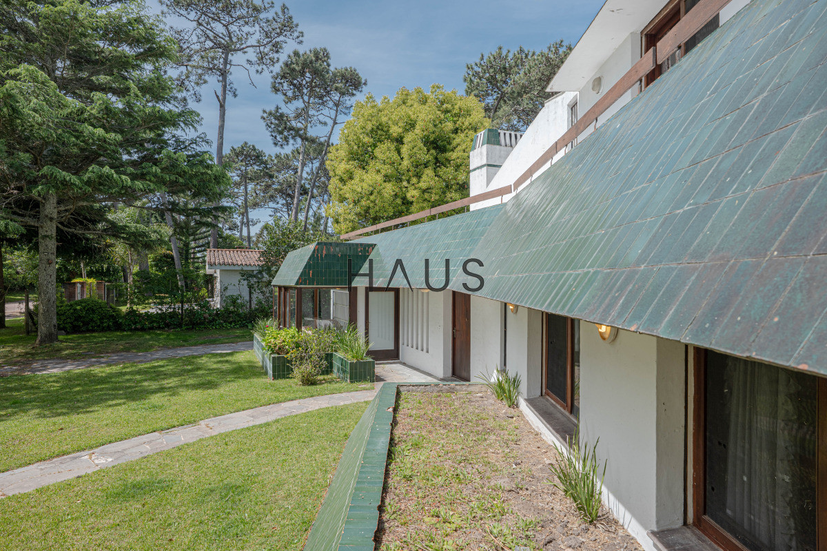 Casa ID.981 - Casa en Venta, 5 Dormitorios - Punta del Este -  Playa Mansa