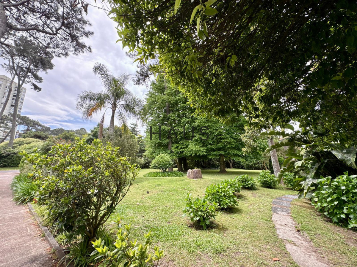 Casa ID.982 - Casa en Venta, 5 Dormitorios- Punta del Este - Playa Mansa