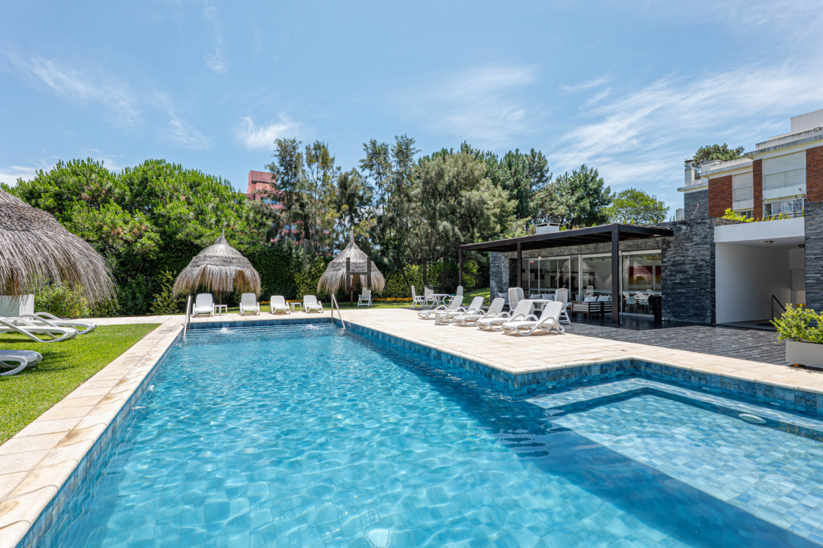 Apartamento ID.1173 - Apartamento en Venta 3 Dormitorios - Patio y Prrillero de uso exclusivo - Punta del Este - Playa Mansa