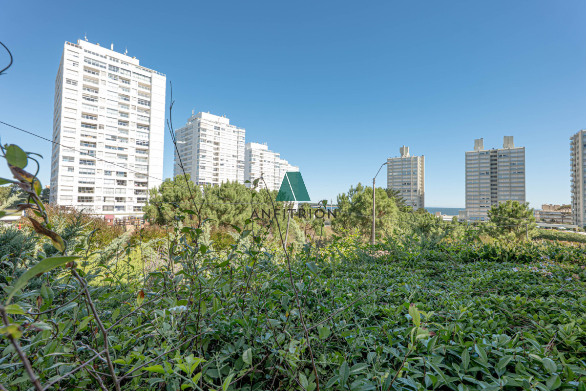 Apartamento ID.374 - Apartamento en Venta 3 Dormitorios - Patio y Prrillero de uso exclusivo - Punta del Este - Playa Mansa