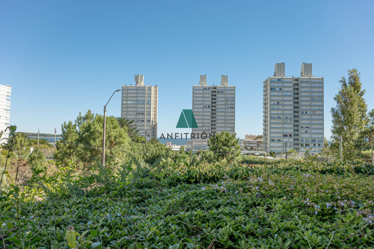 Apartamento ID.374 - Apartamento en Venta 3 Dormitorios - Patio y Prrillero de uso exclusivo - Punta del Este - Playa Mansa