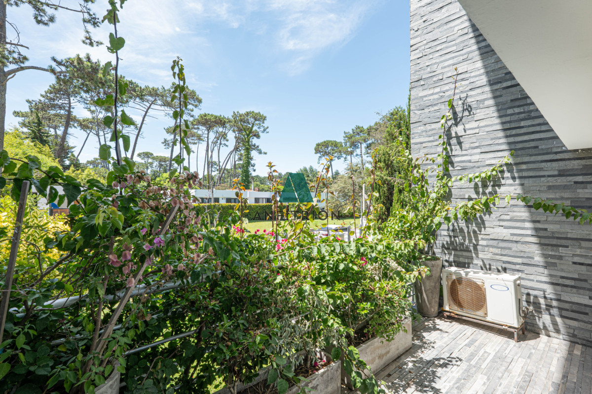 Apartamento ID.374 - Apartamento en Venta 3 Dormitorios - Patio y Prrillero de uso exclusivo - Punta del Este - Playa Mansa