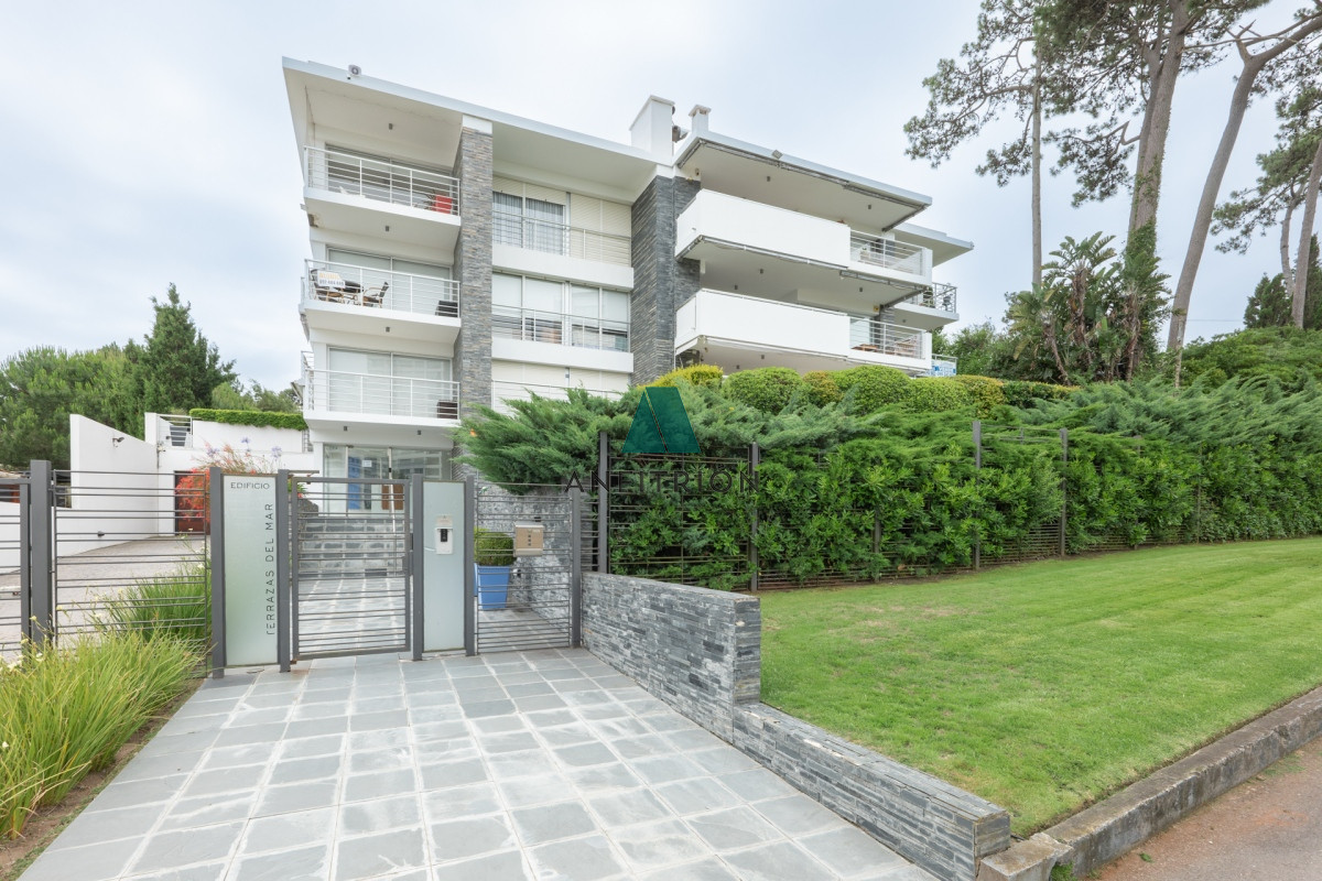 Apartamento ID.374 - Apartamento en Venta 3 Dormitorios - Patio y Prrillero de uso exclusivo - Punta del Este - Playa Mansa