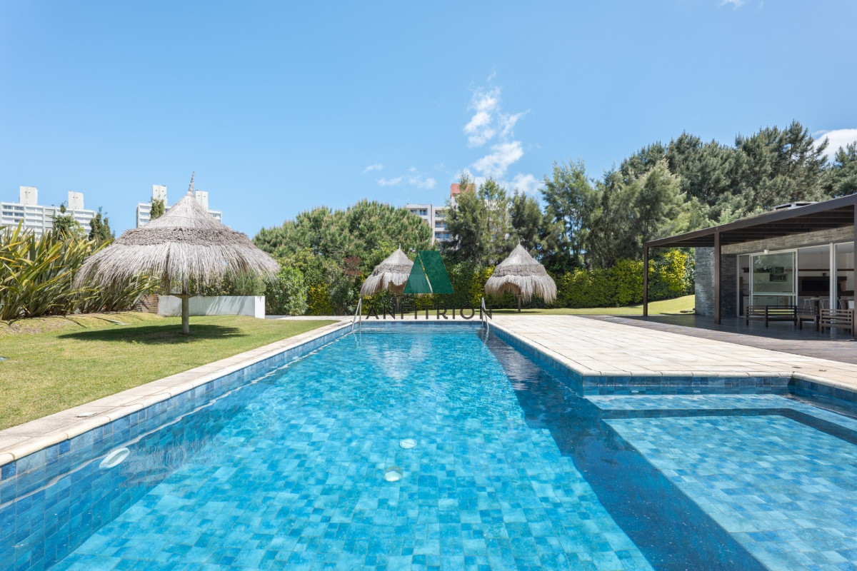 Apartamento ID.374 - Apartamento en Venta 3 Dormitorios - Patio y Prrillero de uso exclusivo - Punta del Este - Playa Mansa