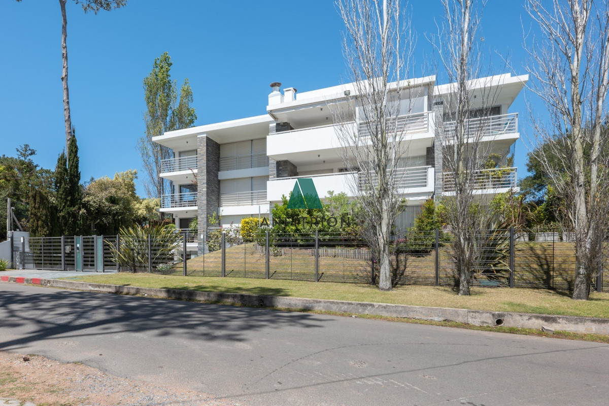 Apartamento ID.374 - Apartamento en Venta 3 Dormitorios - Patio y Prrillero de uso exclusivo - Punta del Este - Playa Mansa