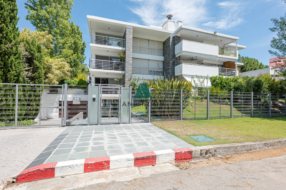 Apartamento ID.374 - Apartamento en Venta 3 Dormitorios - Patio y Prrillero de uso exclusivo - Punta del Este - Playa Mansa