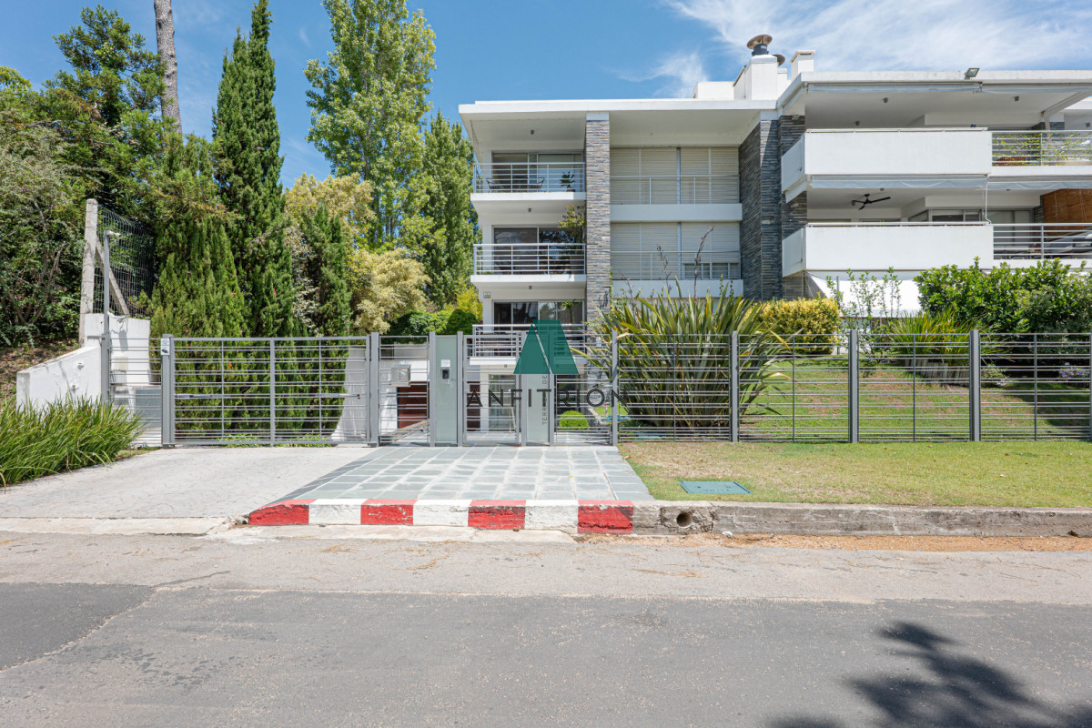 Apartamento ID.374 - Apartamento en Venta 3 Dormitorios - Patio y Prrillero de uso exclusivo - Punta del Este - Playa Mansa