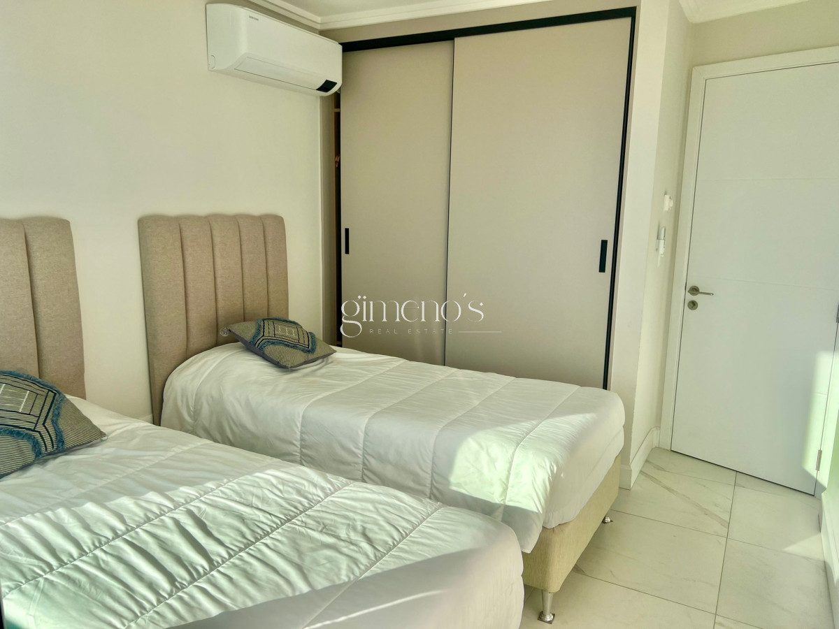 Apartamento ID.208 - Alquiler de Verano 2 Dormitorios Primera Línea al Mar Playa Mansa Punta del Este