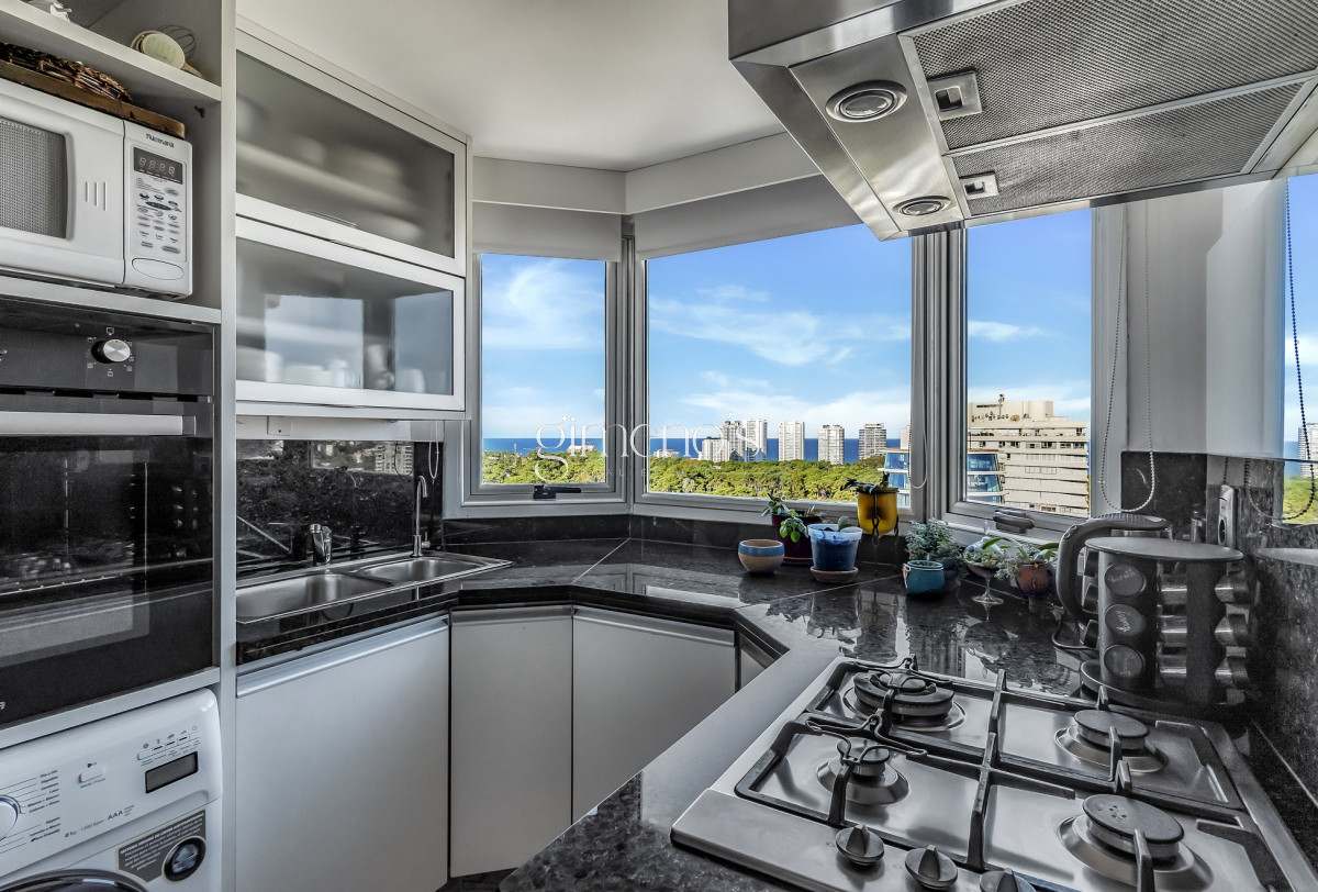 Apartamento ID.12 - Venta Apartamento 3 Dormitorios con Parrillero propio, Punta del Este, Roosevelt
