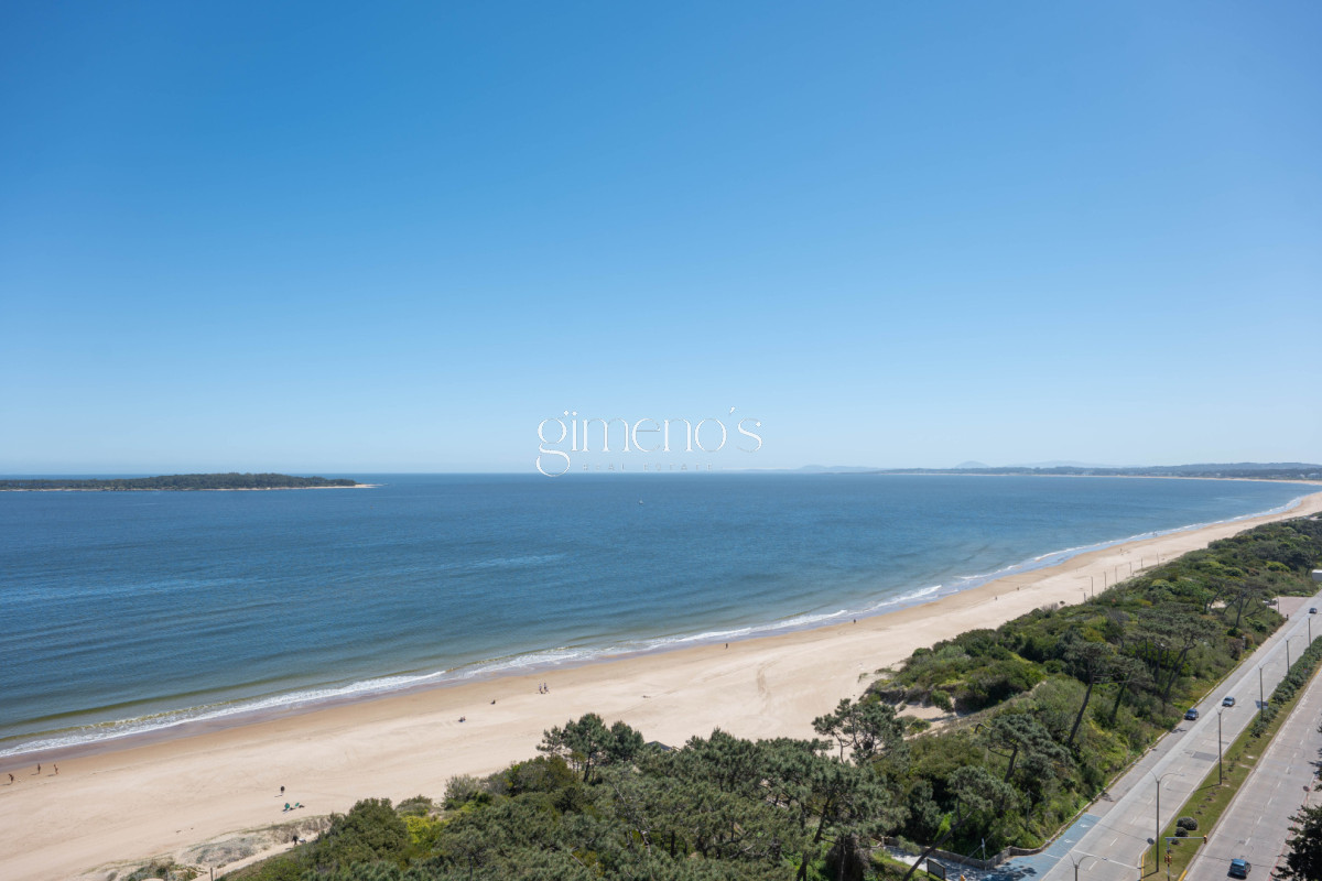 Apartamento ID.1079 - Apartamento en Venta 3 Dormitorios y Dependencia Playa Mansa Punta del Este
