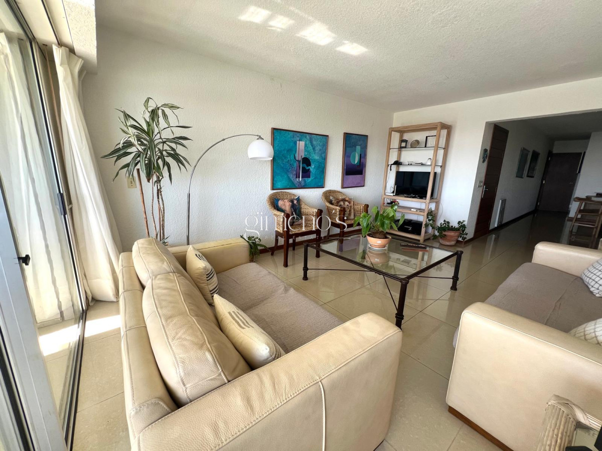 Apartamento ID.60 - Apartamento en Venta Primera Linea Playa Mansa 3 dormitorios
