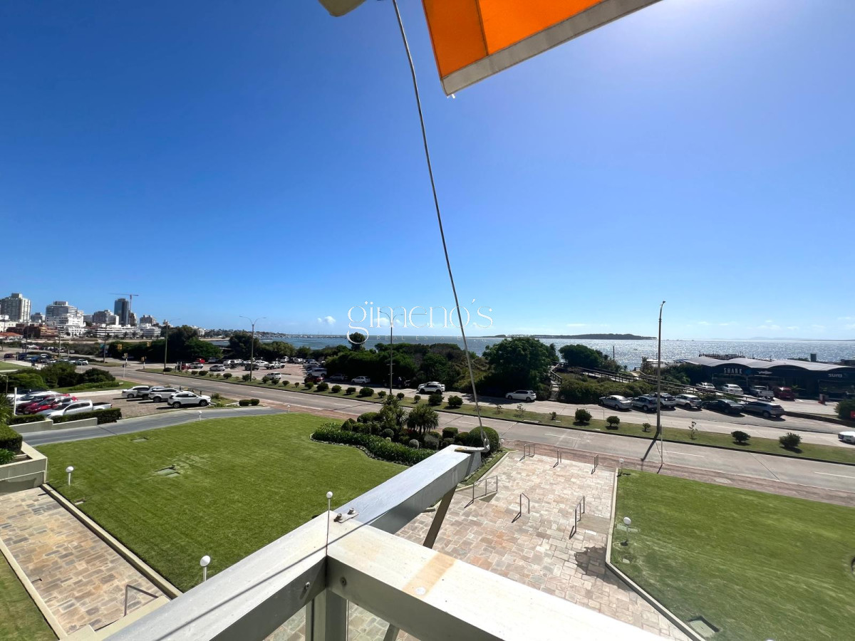 Apartamento ID.60 - Apartamento en Venta Primera Linea Playa Mansa 3 dormitorios