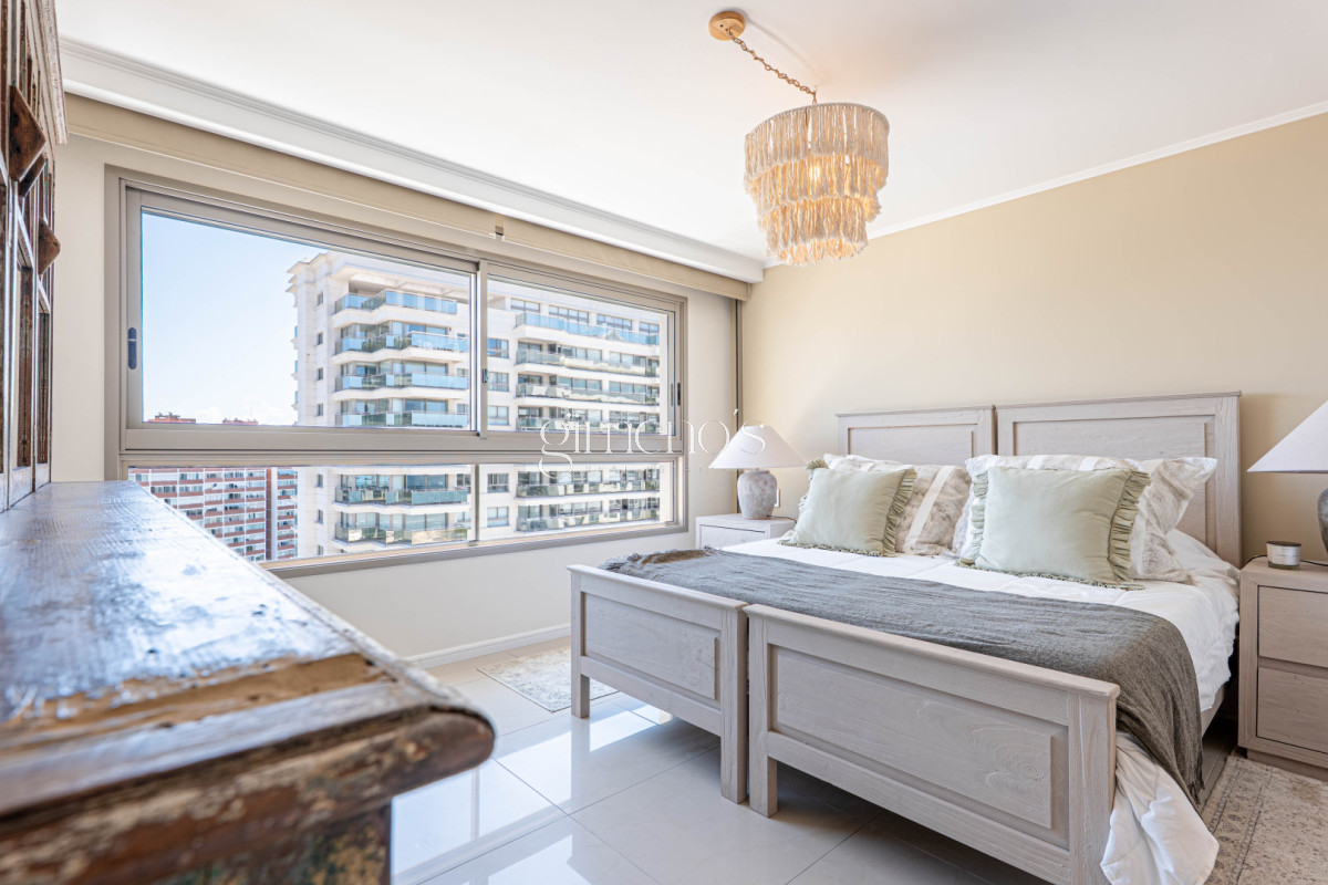 Apartamento ID.808 - Apartamento Semipiso de 4 Dormitorios en Venta - Punta del Este -Playa  Brava