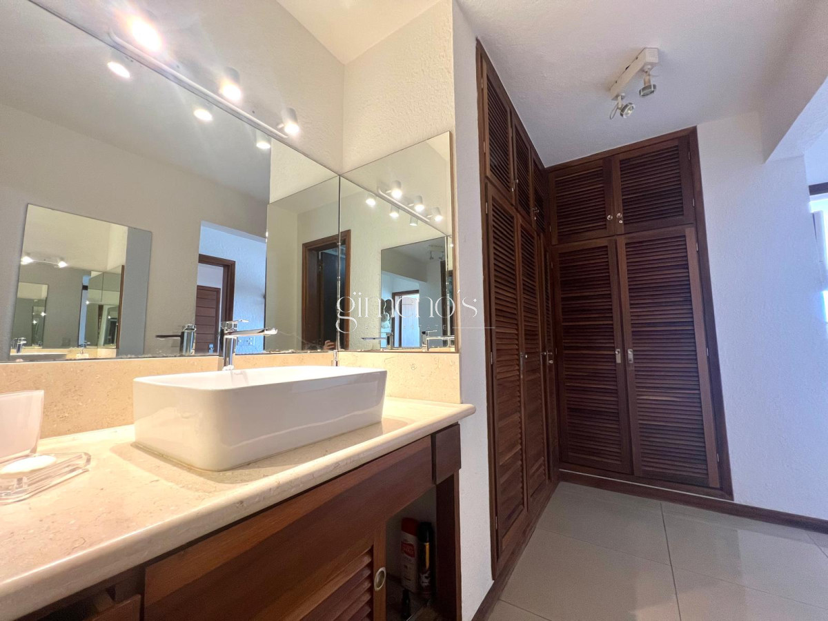 Apartamento ID.60 - Apartamento en Venta Primera Linea Playa Mansa 3 dormitorios