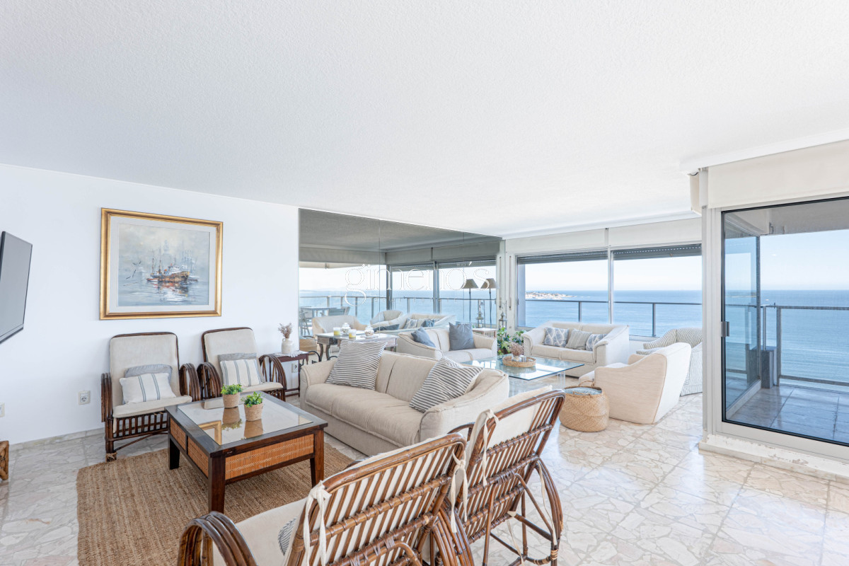 Apartamento ID.1079 - Apartamento en Venta 3 Dormitorios y Dependencia Playa Mansa Punta del Este