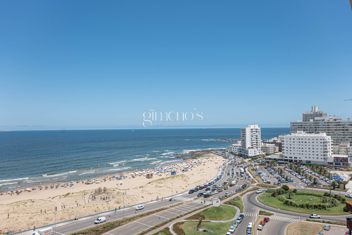 Apartamento ID.808 - Apartamento Semipiso de 4 Dormitorios en Venta - Punta del Este -Playa  Brava