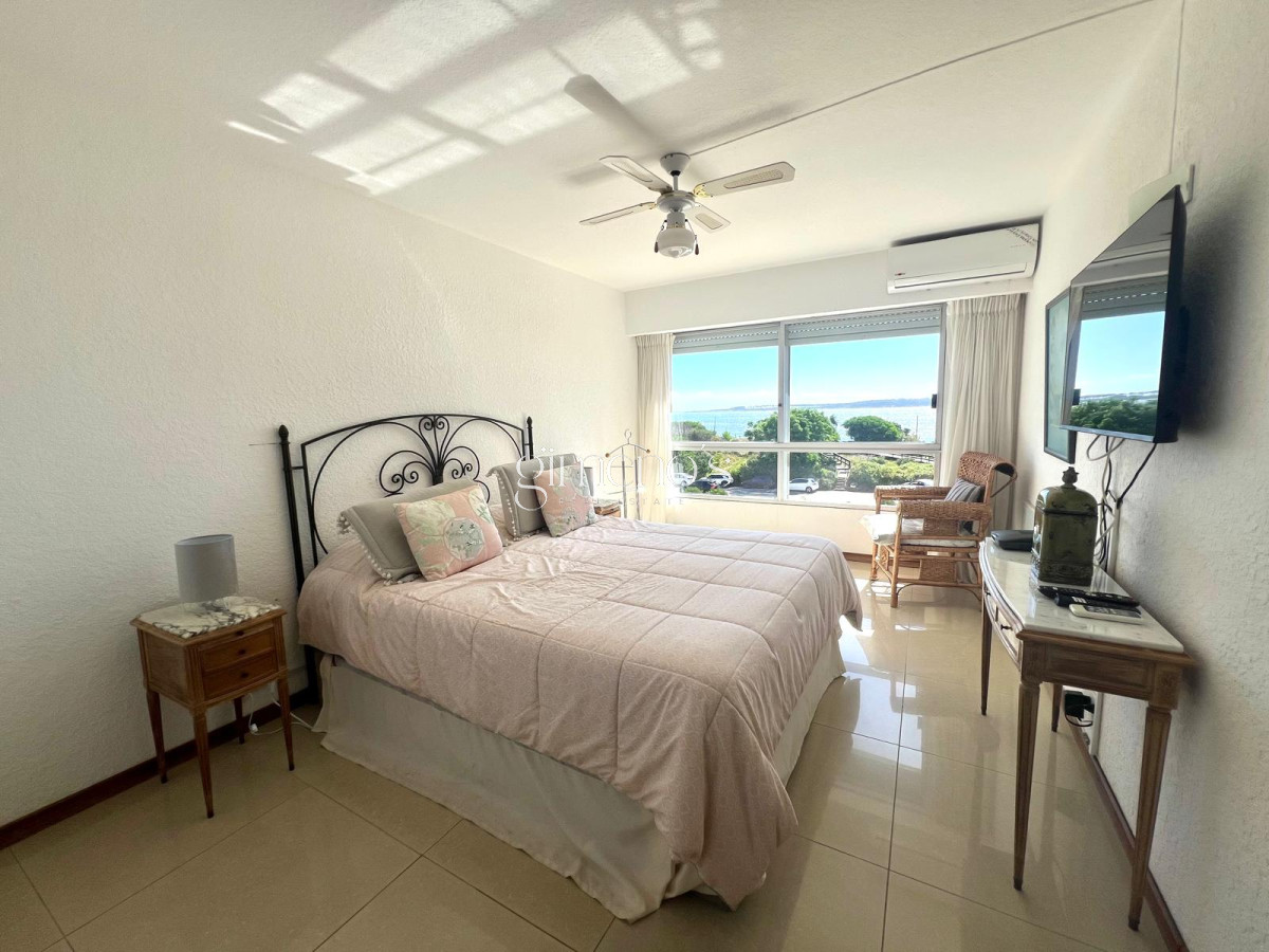 Apartamento ID.60 - Apartamento en Venta Primera Linea Playa Mansa 3 dormitorios