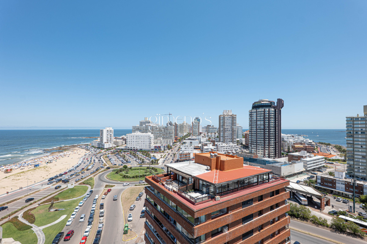 Apartamento ID.808 - Apartamento Semipiso de 4 Dormitorios en Venta - Punta del Este -Playa  Brava