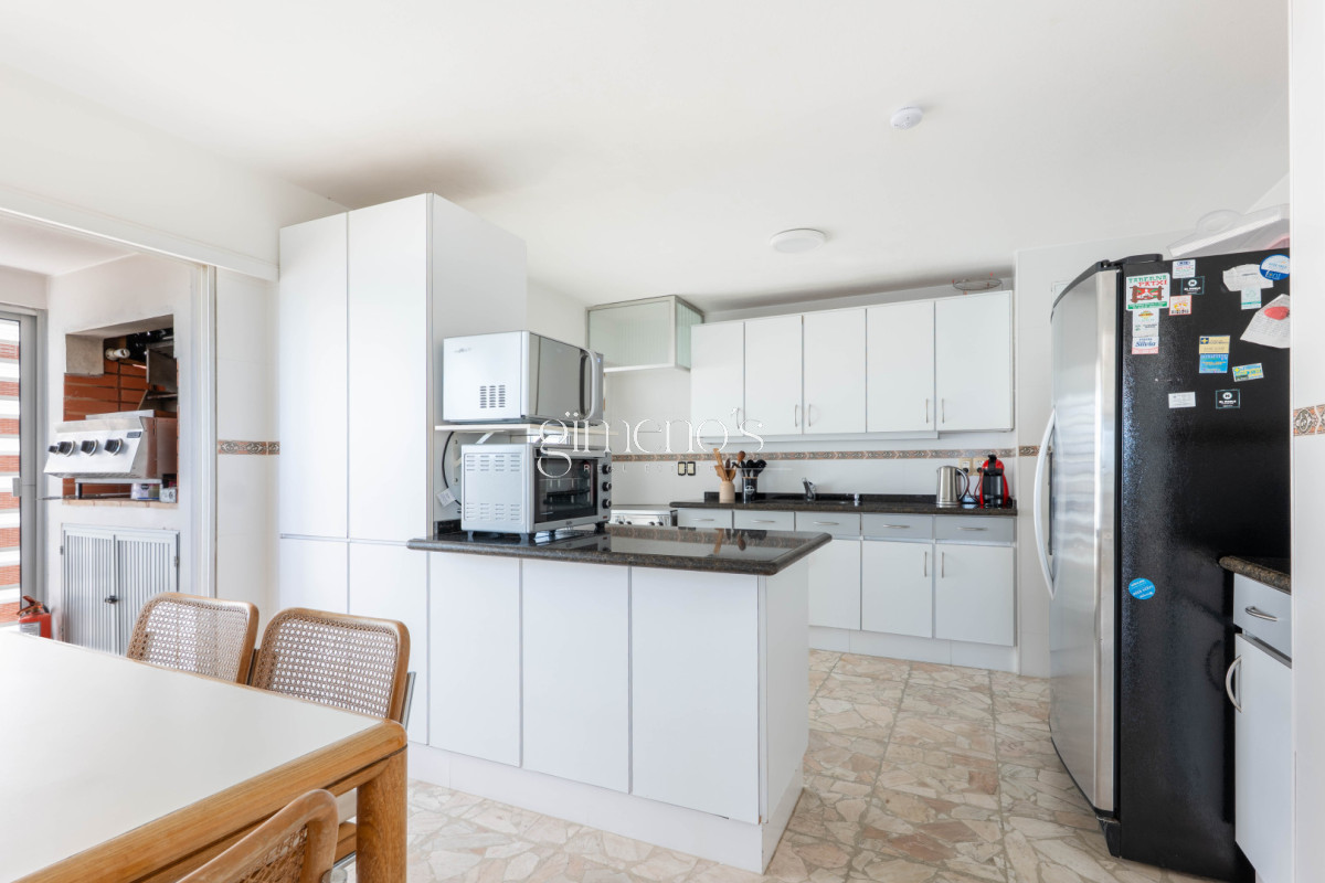 Apartamento ID.1079 - Apartamento en Venta 3 Dormitorios y Dependencia Playa Mansa Punta del Este