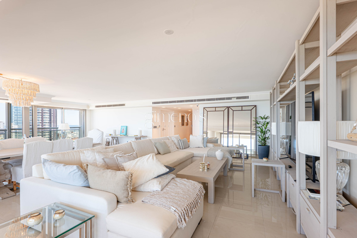 Apartamento ID.808 - Apartamento Semipiso de 4 Dormitorios en Venta - Punta del Este -Playa  Brava