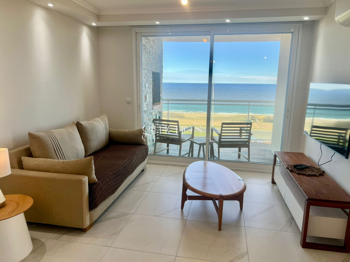 Apartamento ID.208 - Alquiler de Verano 2 Dormitorios Primera Línea al Mar Playa Mansa Punta del Este