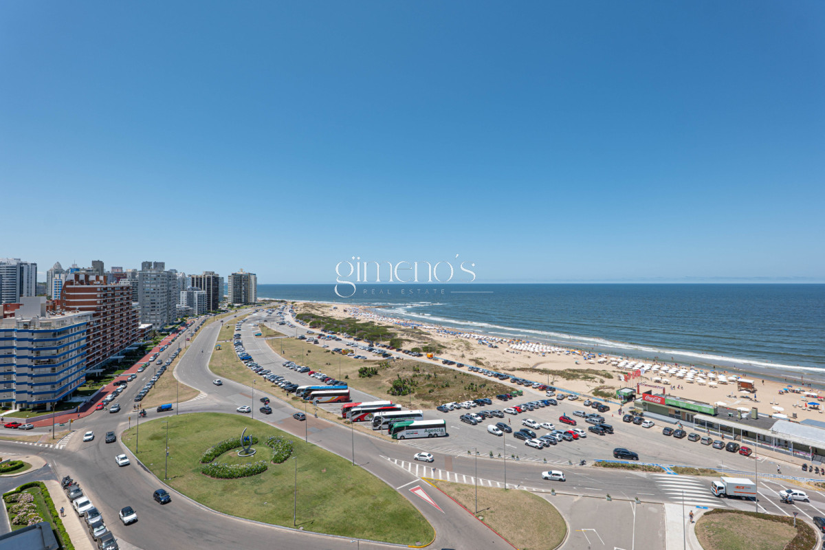 Apartamento ID.808 - Apartamento Semipiso de 4 Dormitorios en Venta - Punta del Este -Playa  Brava