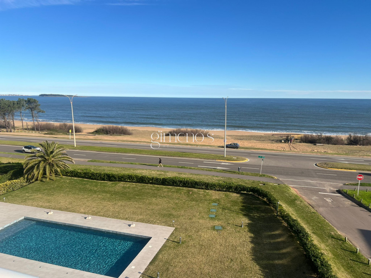 Apartamento ID.208 - Alquiler de Verano 2 Dormitorios Primera Línea al Mar Playa Mansa Punta del Este