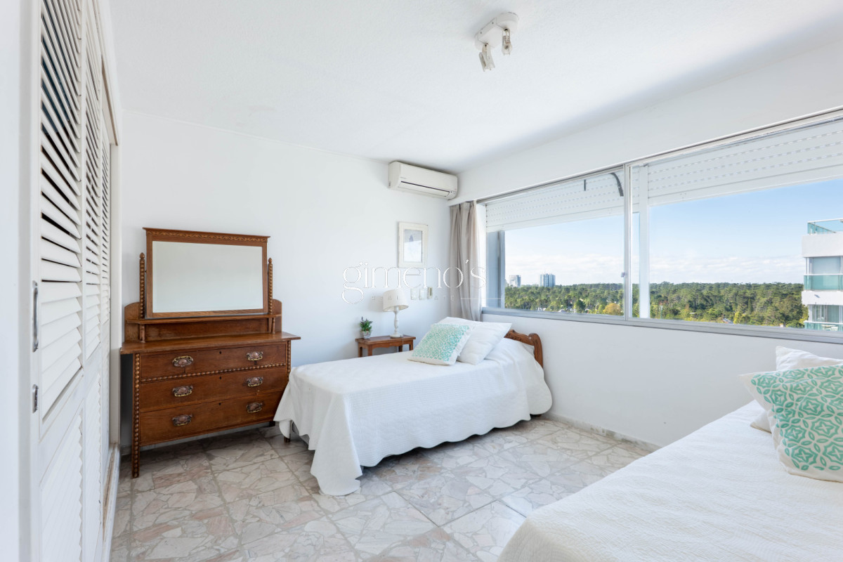 Apartamento ID.1079 - Apartamento en Venta 3 Dormitorios y Dependencia Playa Mansa Punta del Este