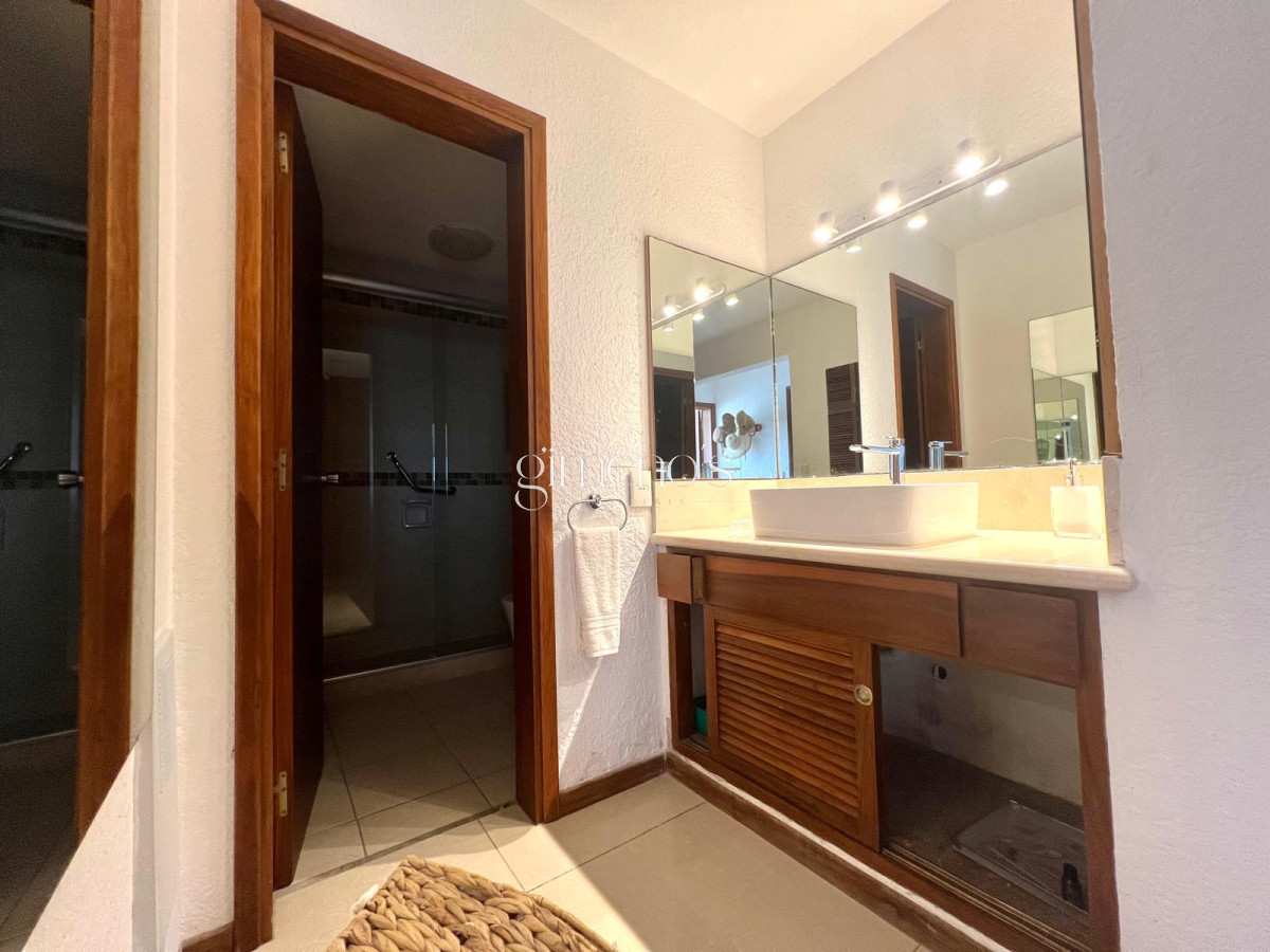 Apartamento ID.60 - Apartamento en Venta Primera Linea Playa Mansa 3 dormitorios