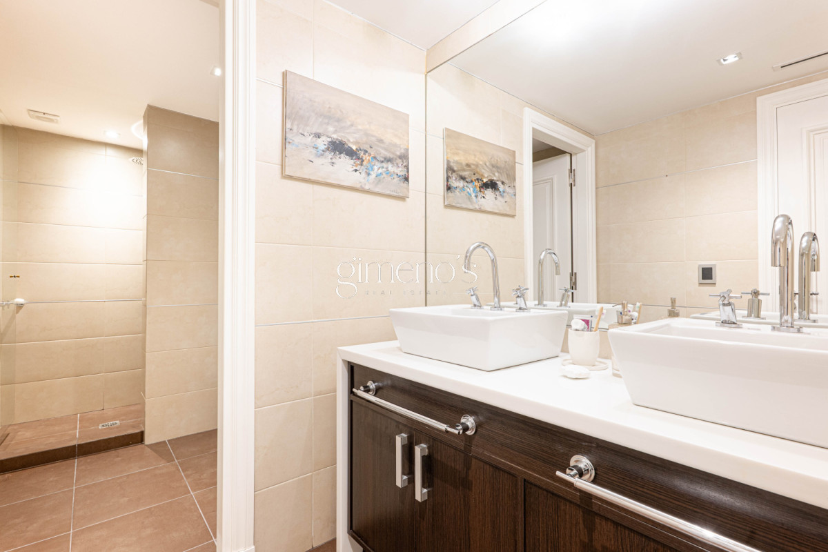 Apartamento ID.808 - Apartamento Semipiso de 4 Dormitorios en Venta - Punta del Este -Playa  Brava