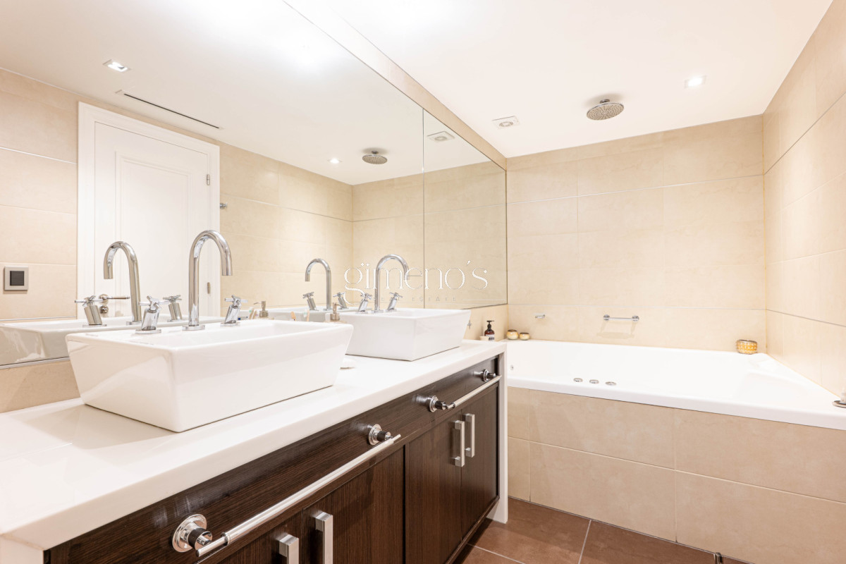 Apartamento ID.808 - Apartamento Semipiso de 4 Dormitorios en Venta - Punta del Este -Playa  Brava