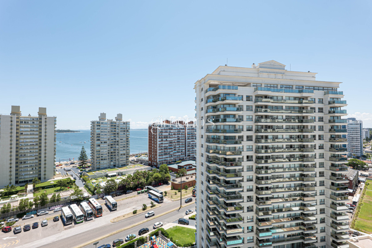 Apartamento ID.808 - Apartamento Semipiso de 4 Dormitorios en Venta - Punta del Este -Playa  Brava