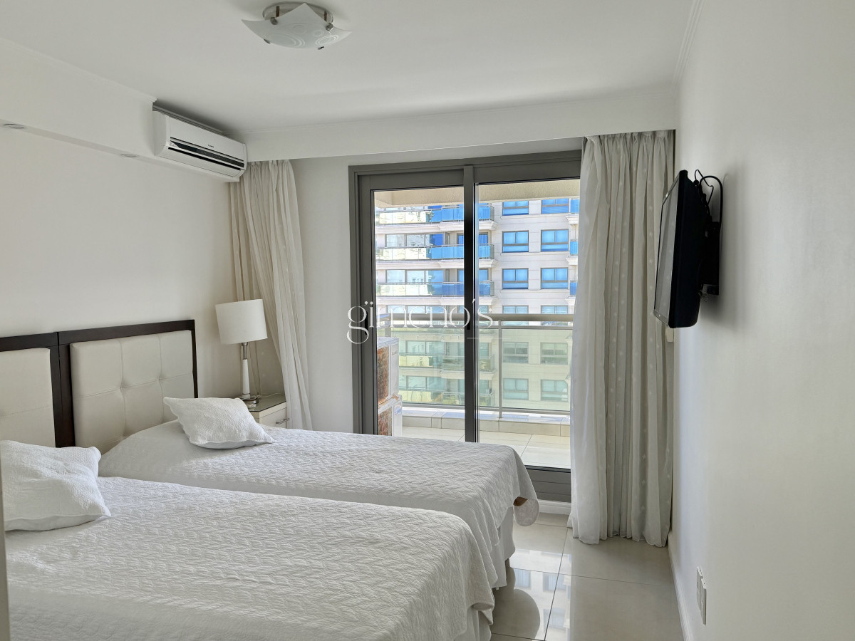 Apartamento ID.90 - Venta apartamento 3 suites mas dependencia completa, Punta del Este, Edificio IMPERIALE 