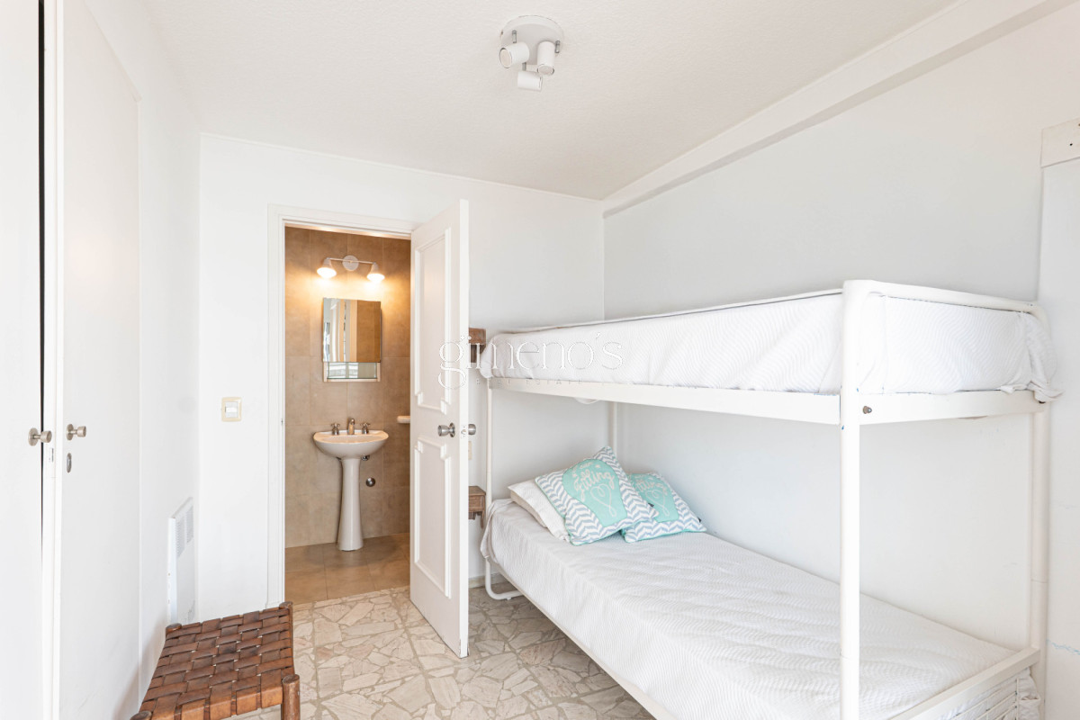 Apartamento ID.1079 - Apartamento en Venta 3 Dormitorios y Dependencia Playa Mansa Punta del Este