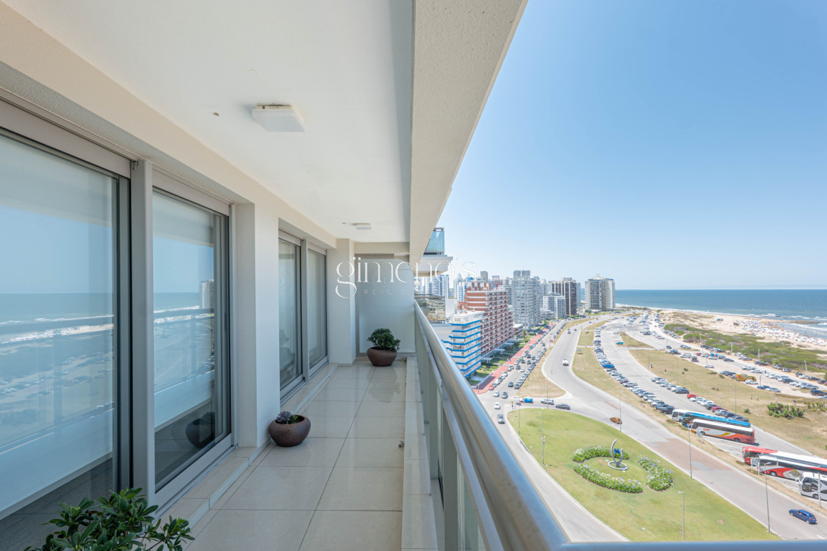 Apartamento ID.808 - Apartamento Semipiso de 4 Dormitorios en Venta - Punta del Este -Playa  Brava