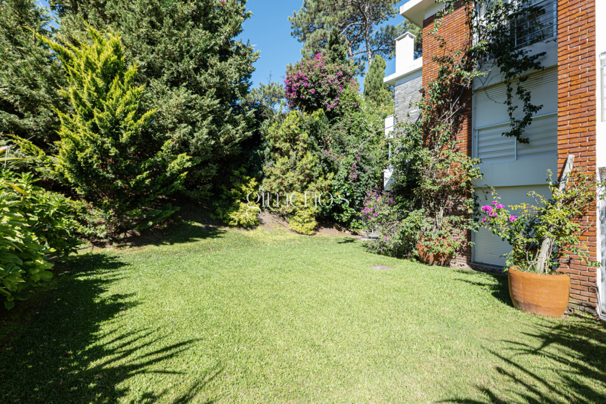 Apartamento ID.1141 - Apartamento en Venta 3 Dormitorios - Patio y Prrillero de uso exclusivo - Punta del Este - Playa Mansa