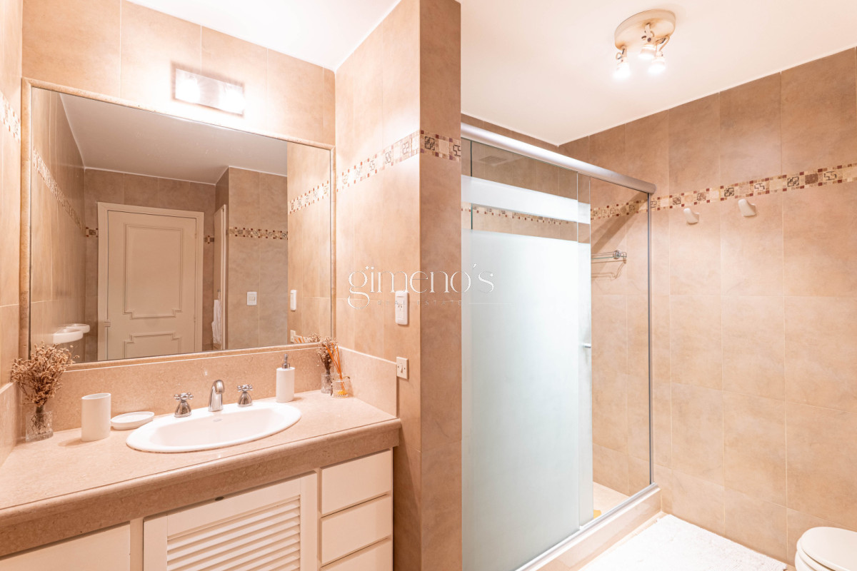 Apartamento ID.1079 - Apartamento en Venta 3 Dormitorios y Dependencia Playa Mansa Punta del Este