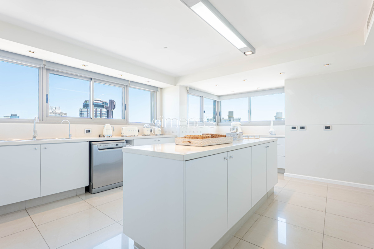 Apartamento ID.808 - Apartamento Semipiso de 4 Dormitorios en Venta - Punta del Este -Playa  Brava