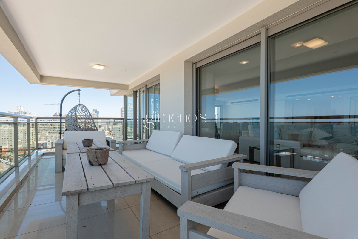 Apartamento ID.808 - Apartamento Semipiso de 4 Dormitorios en Venta - Punta del Este -Playa  Brava