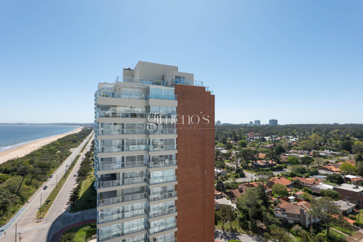Apartamento ID.1079 - Apartamento en Venta 3 Dormitorios y Dependencia Playa Mansa Punta del Este