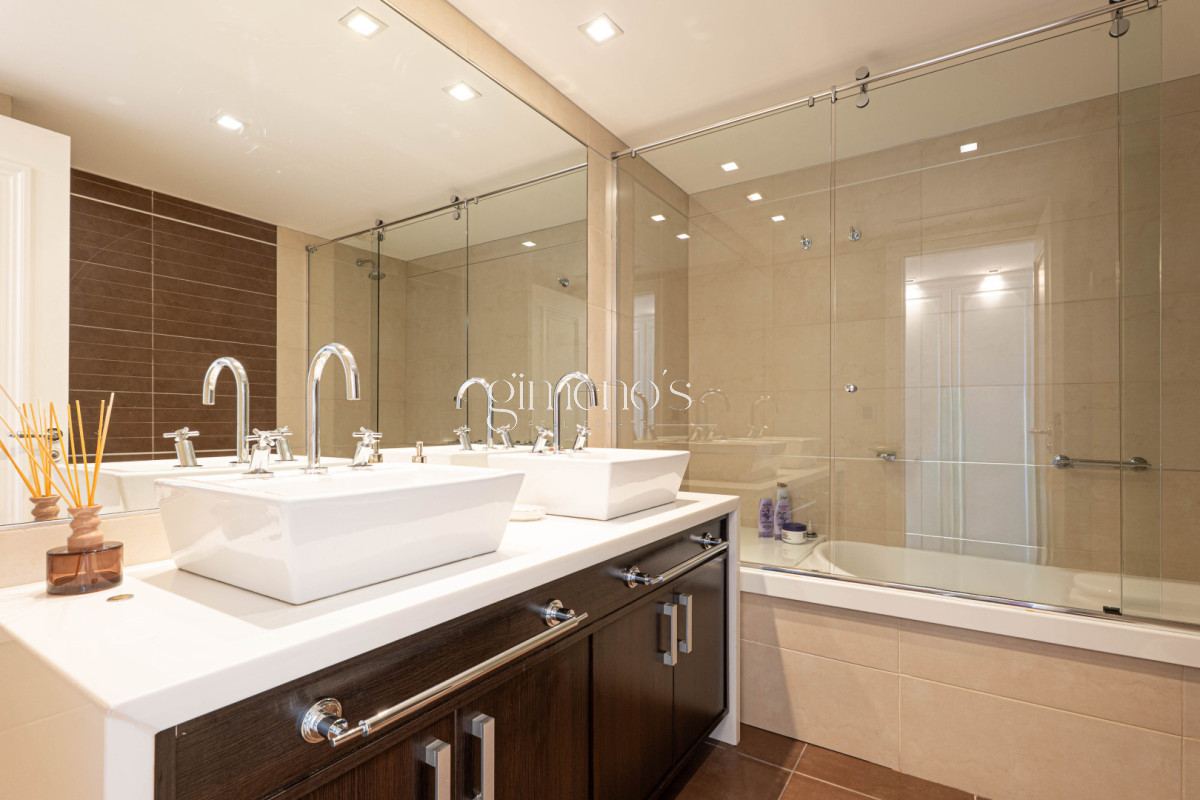 Apartamento ID.808 - Apartamento Semipiso de 4 Dormitorios en Venta - Punta del Este -Playa  Brava