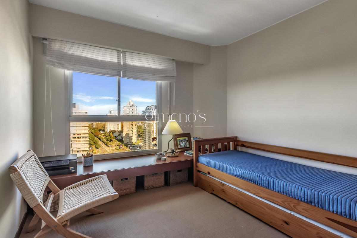 Apartamento ID.12 - Venta Apartamento 3 Dormitorios con Parrillero propio, Punta del Este, Roosevelt
