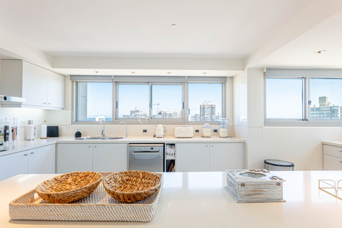 Apartamento ID.808 - Apartamento Semipiso de 4 Dormitorios en Venta - Punta del Este -Playa  Brava