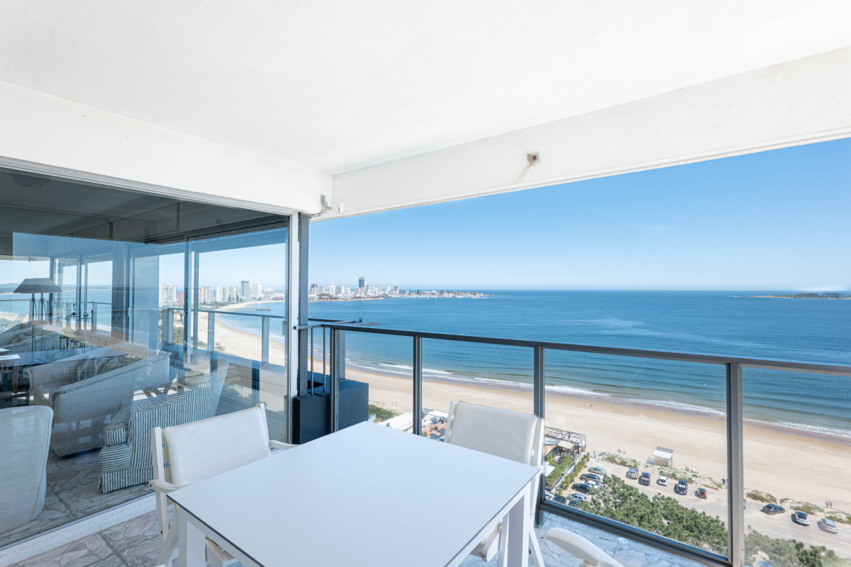 Apartamento en Venta 3 Dormitorios y Dependencia Playa Mansa Punta del Este